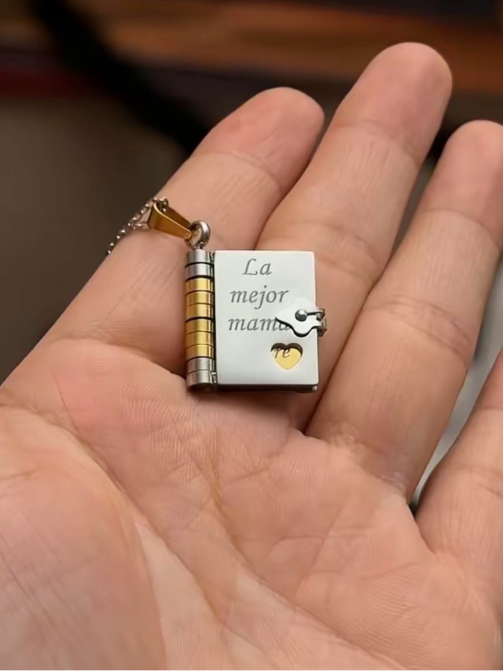 Book Neck Book Necklace for Mom/Mama (English)